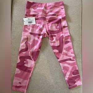ZYIA NWT Size 6-8 Pink Camo Pocket Light n Tight Hi-rise Capri 20” Leggings